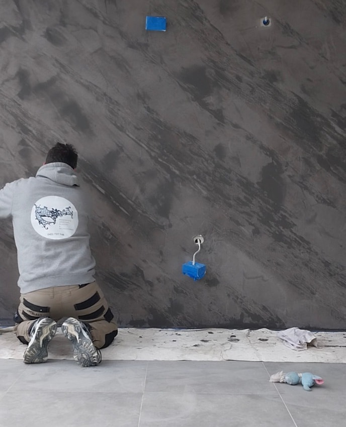 Federico hand-trowelling a Venetian plaster feature wall
